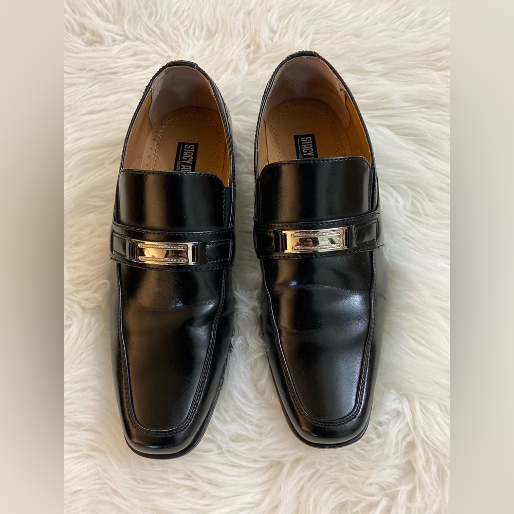 Boys dress shoe. Size: 5M